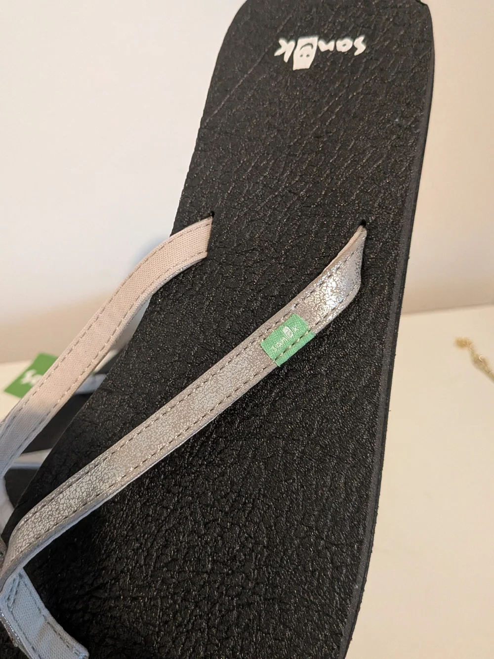Sanuk Women’s Black Sandals with Light Metallic Straps Size 11 Flip Flops